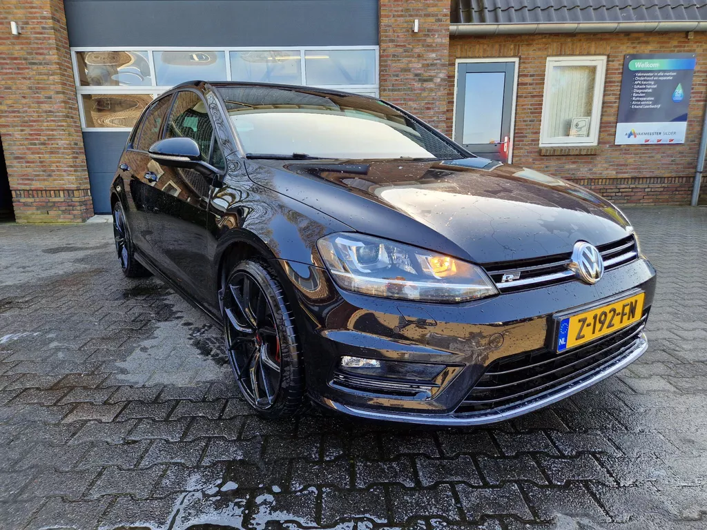 Volkswagen Golf 1.4 TSI ACT Business Edition R Connected R-LINE